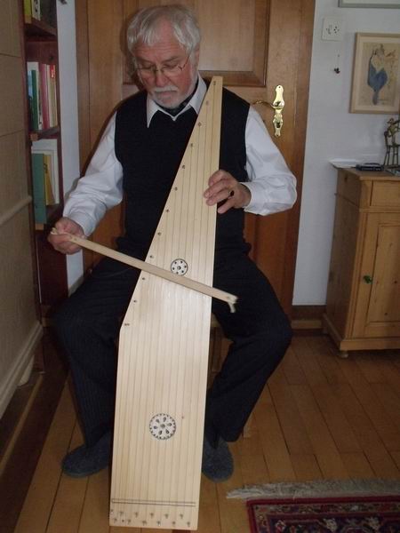 Ueli mit Bass-Streichpsalter